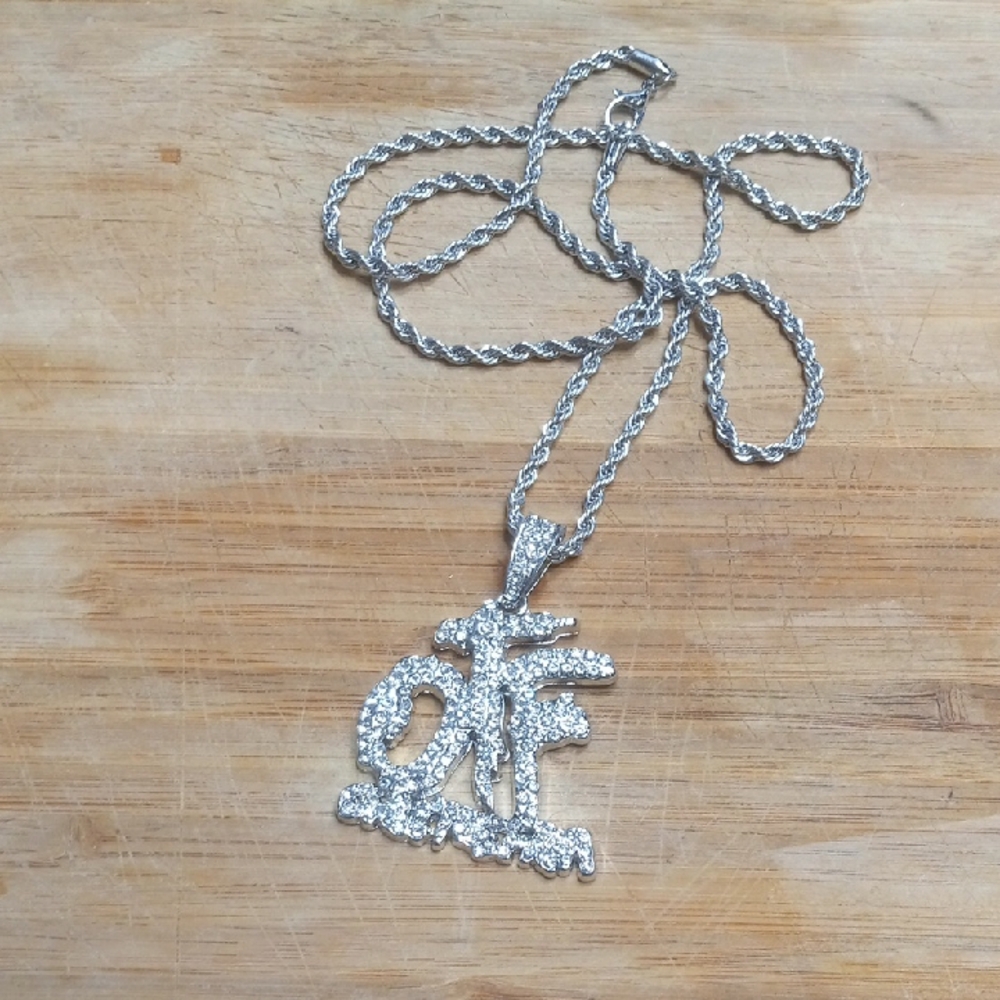 Elegant Silver Pendant Necklace